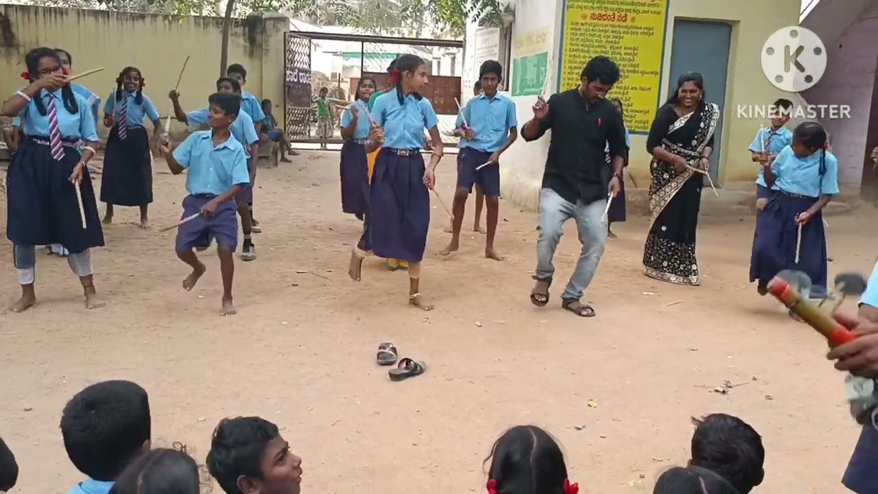 ನೀರಿಗೆ ಹೋಗೋ ಹೆಣ್ಣೇ ...ಕೋಲಾಟ ನೃತ್ಯ ಮಕ್ಕಳೊಂದಿಗೆ ಶಿಕ್ಷಕರ ಹೆಜ್ಜೆ........