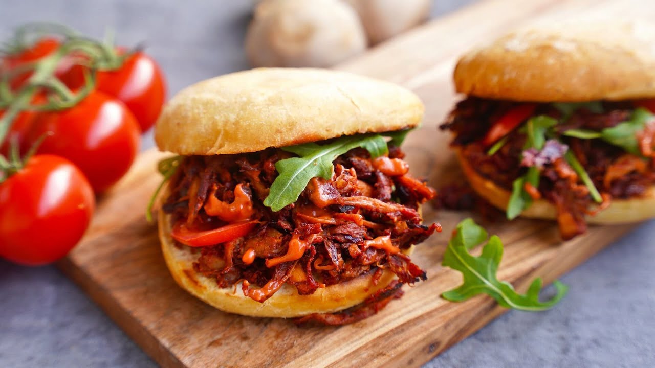 Сэндвичи с тушеными грибами BBQ (веганская тушеная свинина)