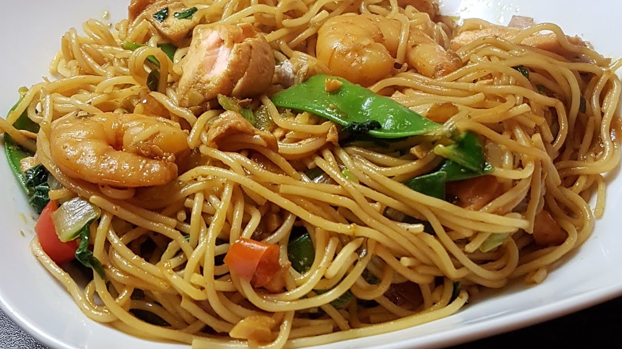 Bami met zalm en garnalen بامي بالحوت