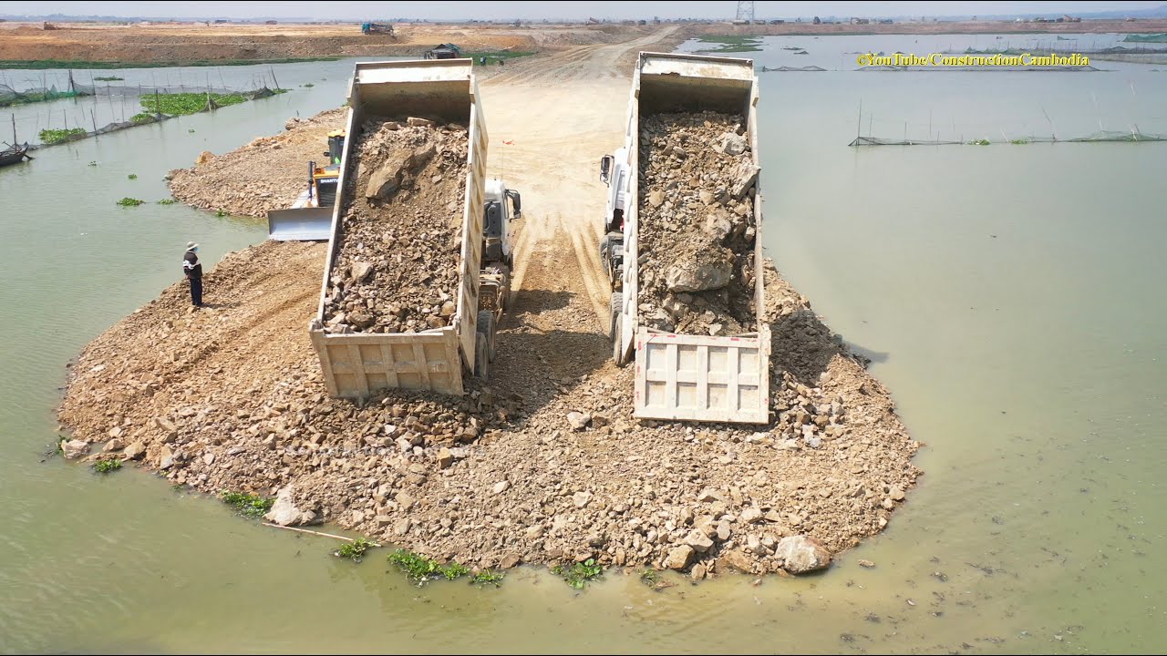 Difficult dongfeng dump truck unloading big rocks Hard to get out ឡានប៊ែនចាក់ថ្មធំៗពិបាកចេញ