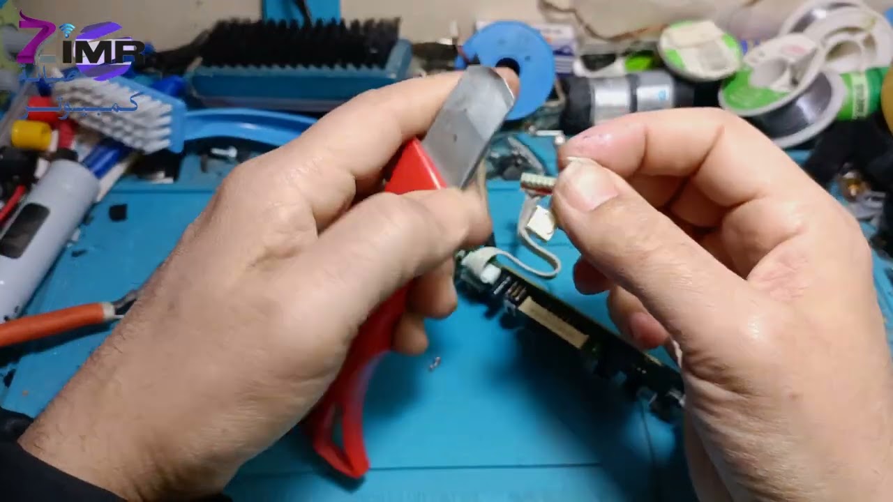 تصليح كابل مقطوع في فيش بطاقة + Repairing a broken cable in a motherboard plug