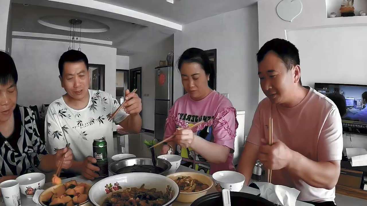 玉平第一次做干锅羊肉，得到岳父岳母高度表扬。欢欢乐乐齐开心