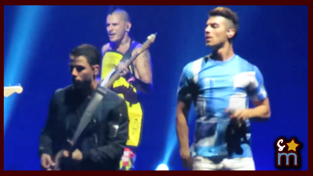 Nick Jonas & DNCE (Joe Jonas) - 