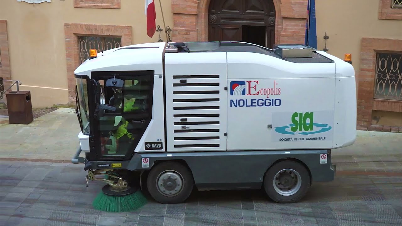 DUE NUOVE SPAZZATRICI A TUTELA DEL DECORO URBANO