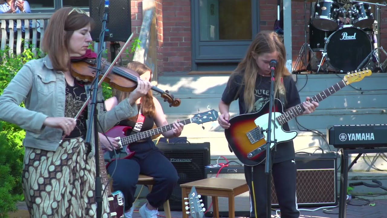 Daniel-Raum Band front lawn show June 2021