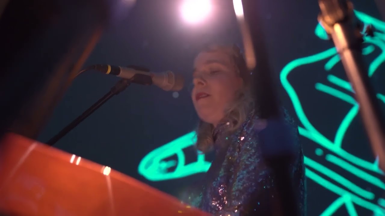 INA WEST -  Ten Sam Sen ( Live in Planetarium )
