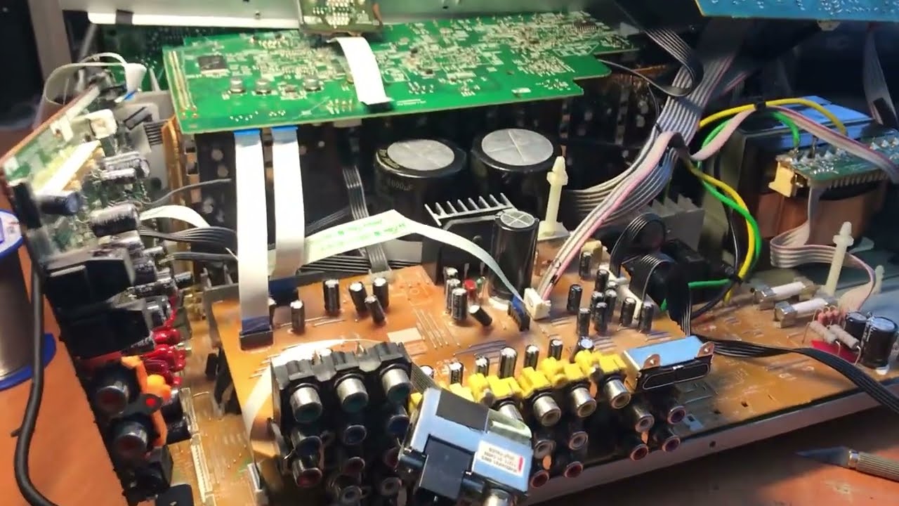 Колгоспник Onkyo TX-NR609 не вмикається.