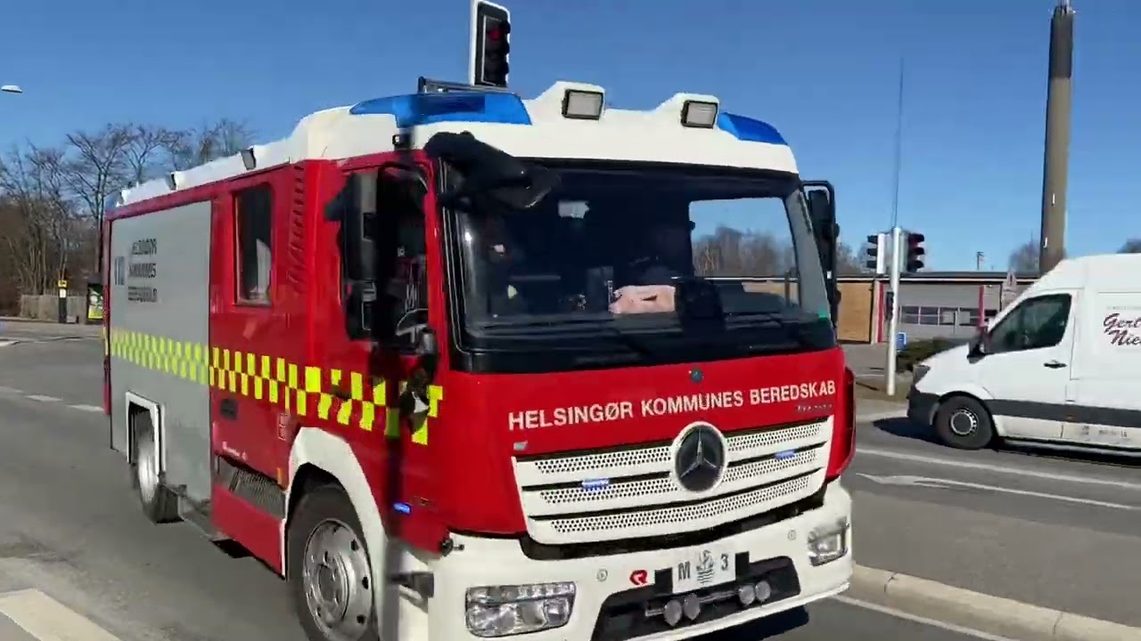 2X Helsingørs Kommune Beredskab ST.Helsingør Brand-bil i det fri