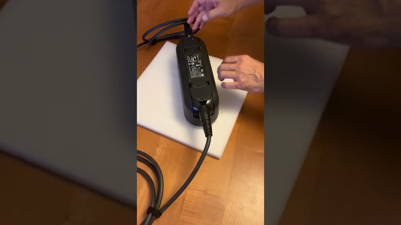 Comment connecter et d&eacute;connecter les cables du Porsche Mobile Charger (chargeur Mobile Porsche)