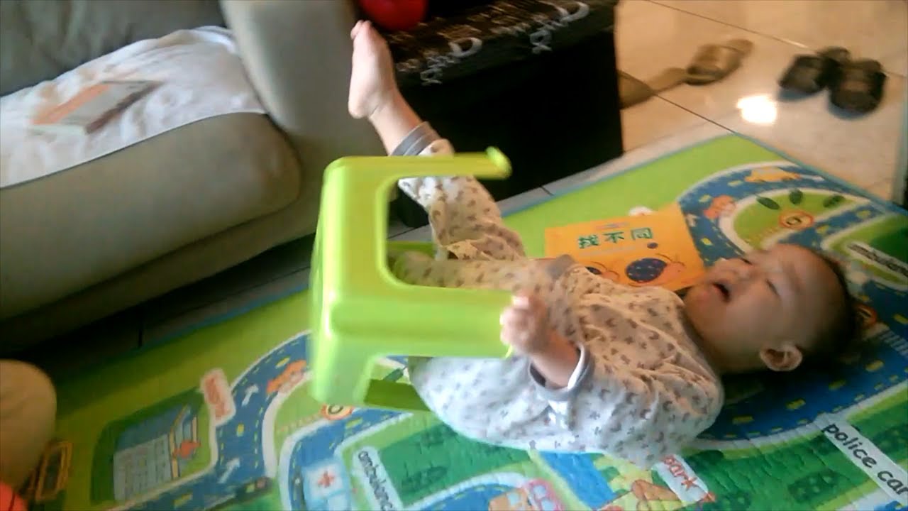 桐桐1歲把小椅子反過來坐跌倒了