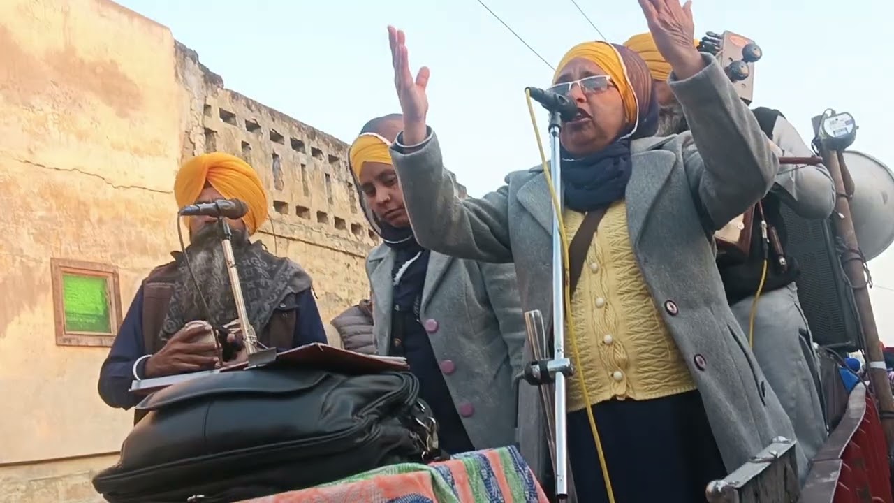 ਪਿੰਡ ਤਾਜੋਕੇ ਵਿਖੇ ਚਾਲੀ ਮੁਕਤਿਆਂ ਦੀ ਸ਼ਹਾਦਤ ਨੂੰ ਸਮਰਪਿਤ ਨਗਰ ਕੀਰਤਨ ਵਿੱਚ ਹਾਜ਼ਰੀ ਭਰਦਾ ਹੋਇਆ ਢਾਡੀ  ਸੁਖਪਾਲ ਕੌਰ