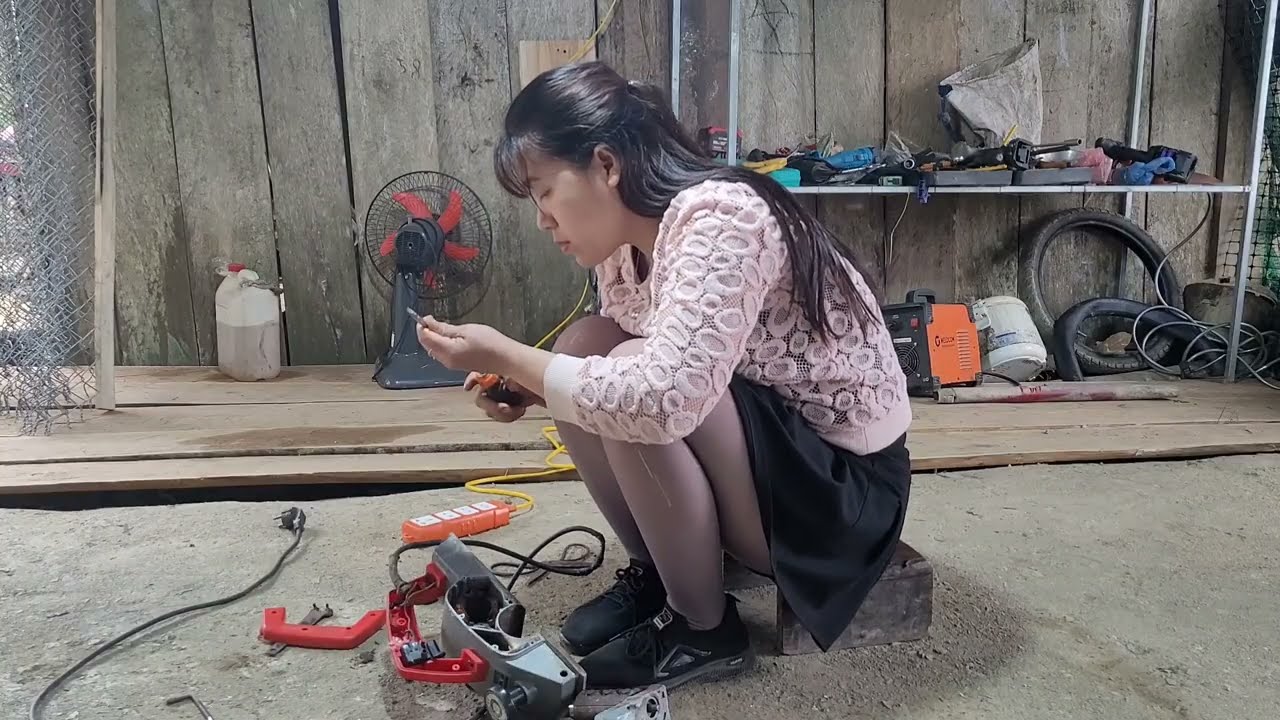 The mechanic girl successfully repaired her planer due to long-term use Power Supply Failure 