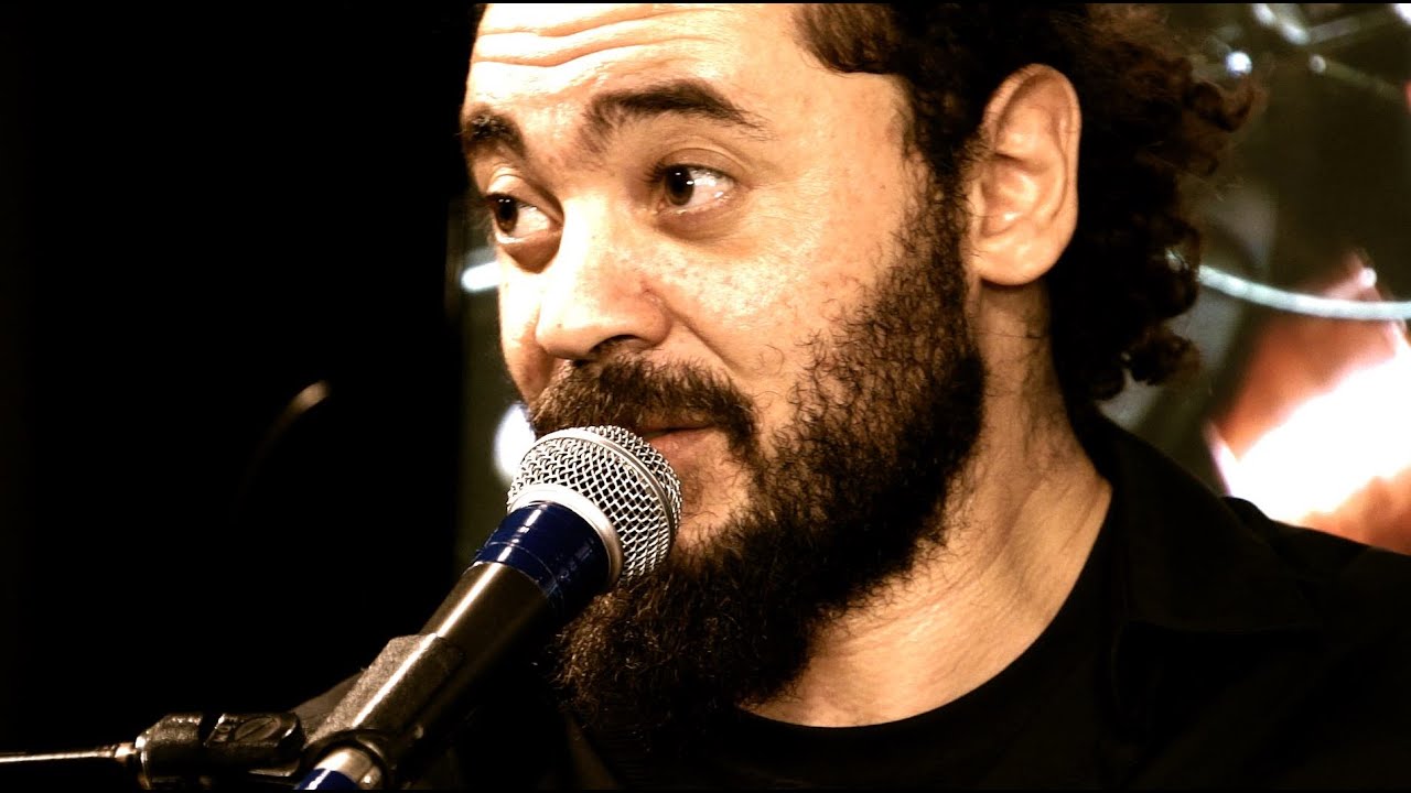 Tu quittes ta cellule!  Nedjim Bouizzoul chante l'intro des Souverains!