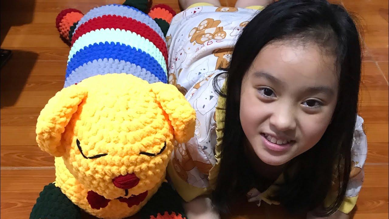 Móc gối ôm dáng chú mèo nằm ngủ cho baby bằng len nhung đũa.