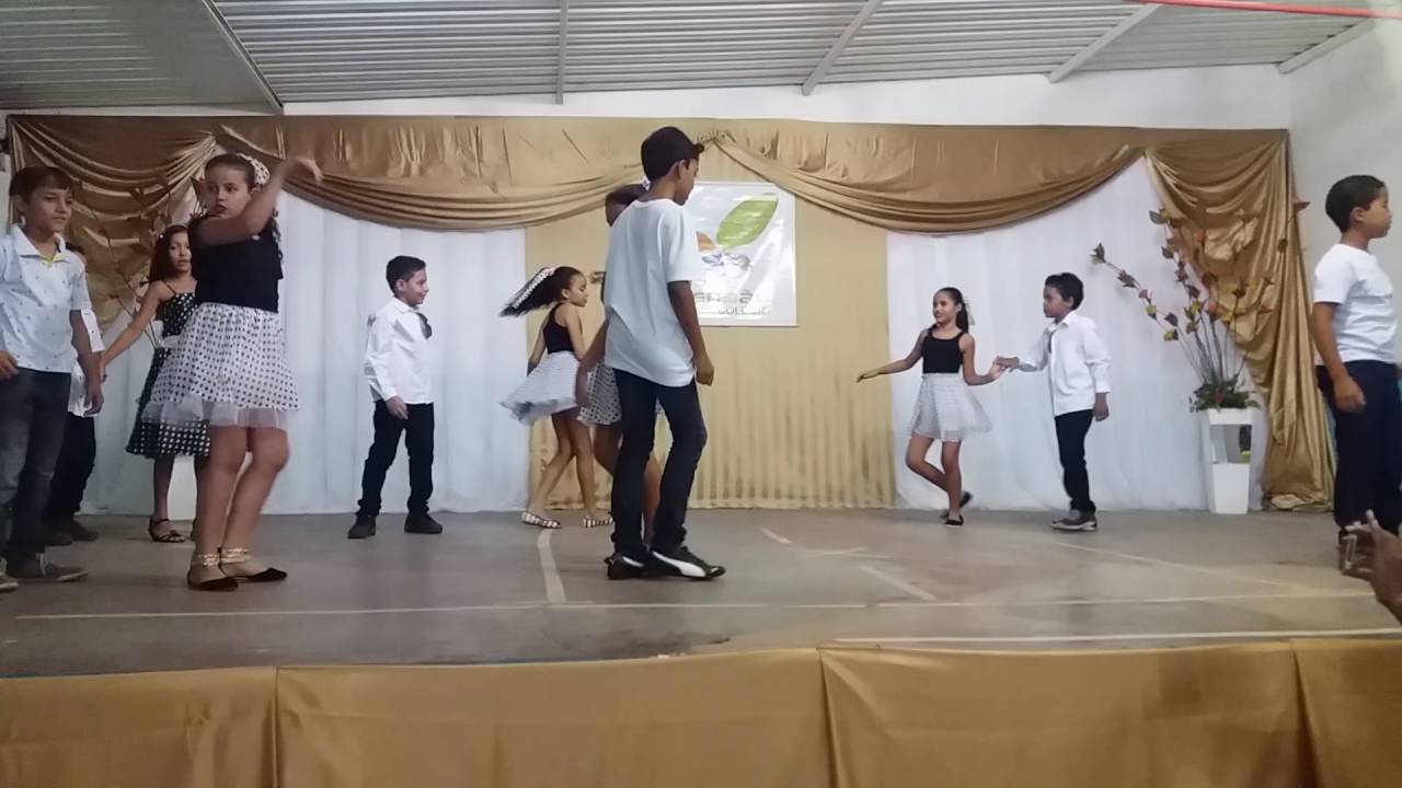 Coreografia Estúpido Cupido do 4° ano Pró Simone