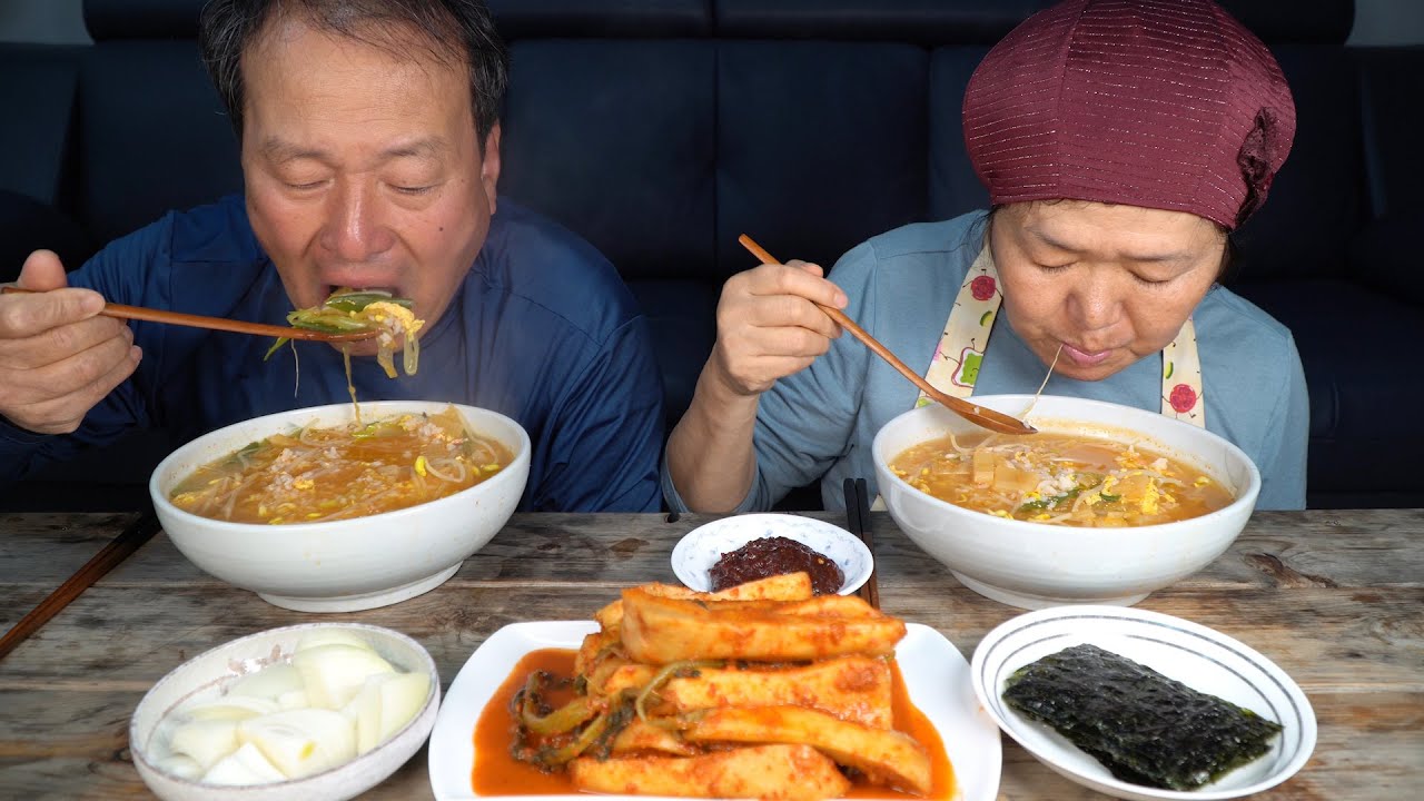 부모님께서 어릴 적 드시던 추억의 김치국밥! (Kimchi rice soup) 요리&먹방!! - Mukbang eating show
