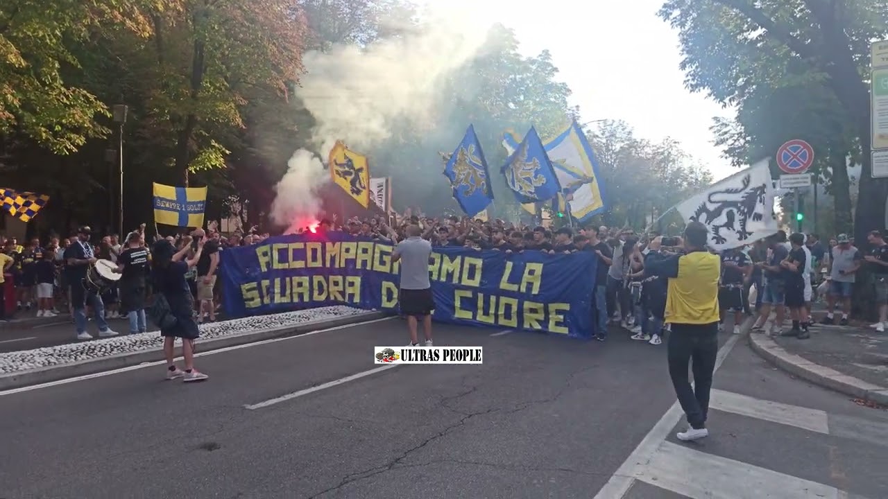 Boys Parma in attesa dell'arrivo della squadra, per accompagnarla verso lo stadio.