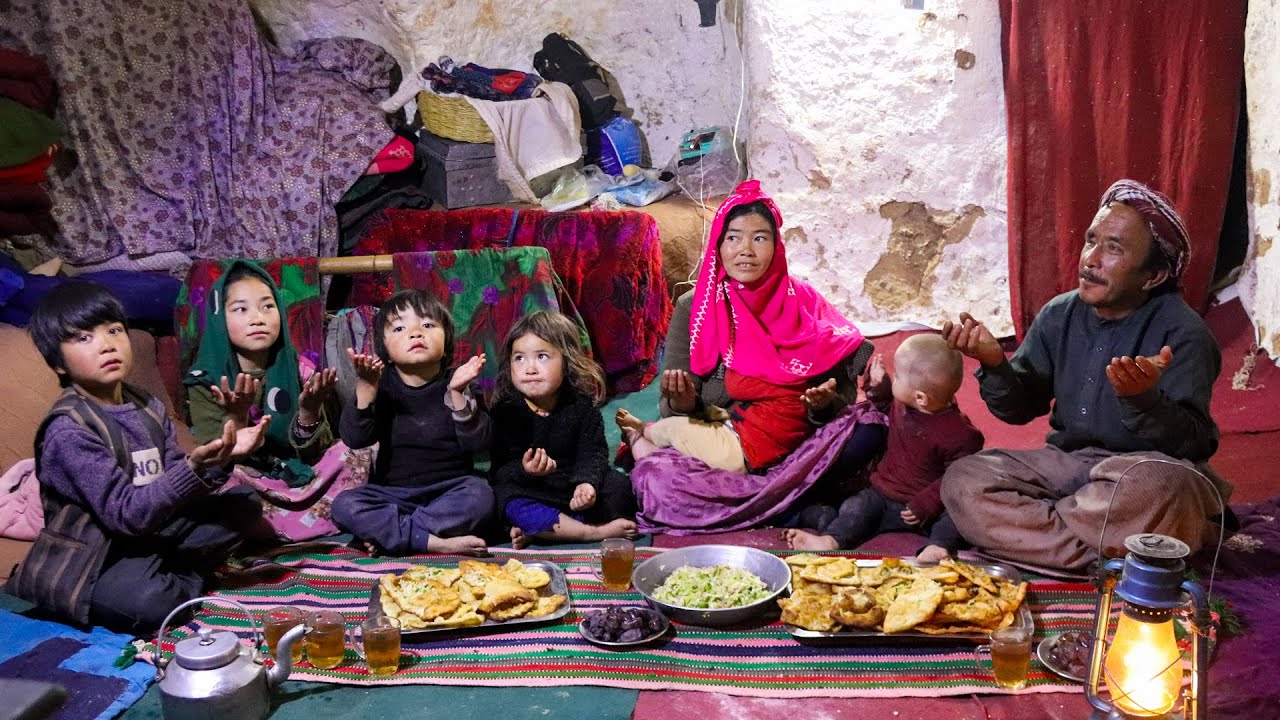 Ramadan Mubarak: Family Meal in a Cave | Village Life Afghanistan