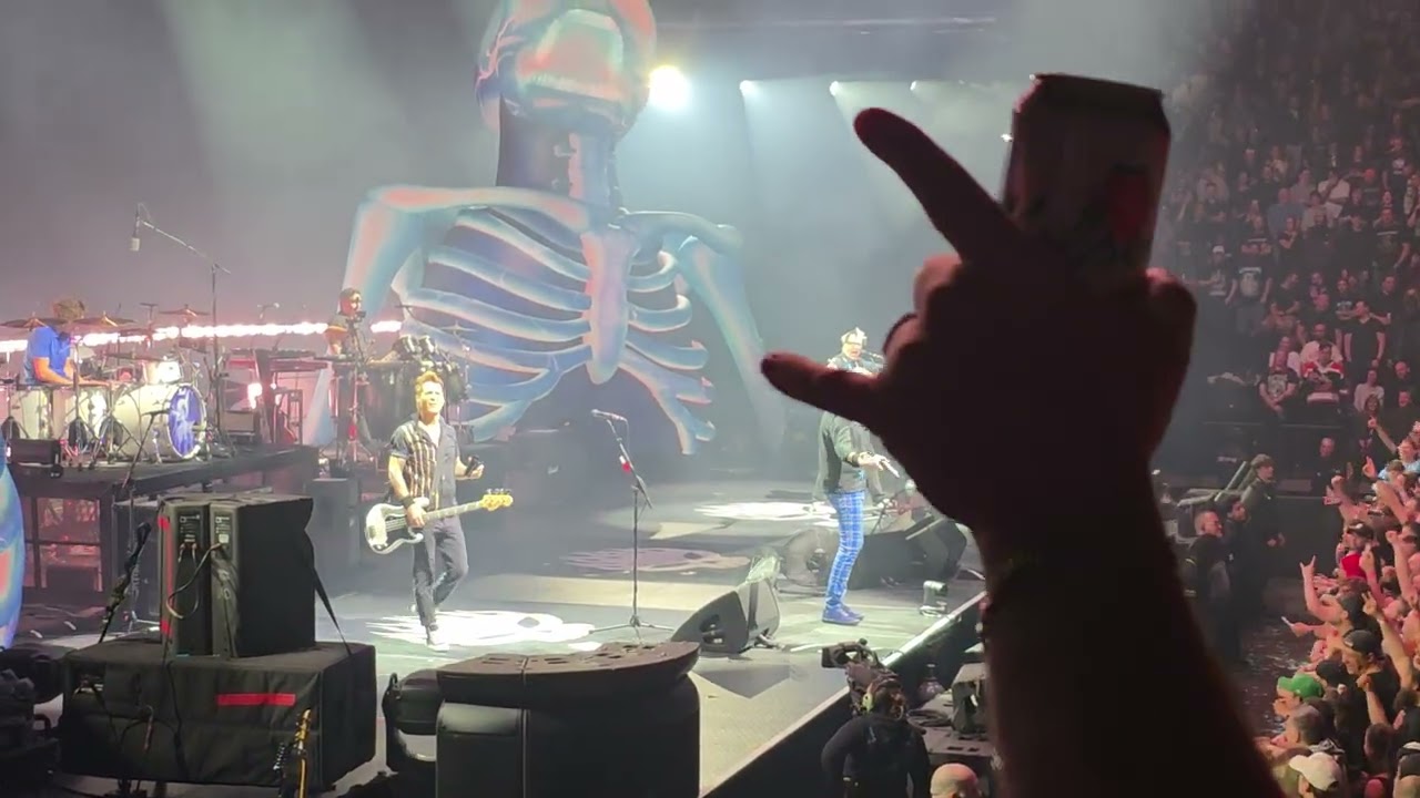 The Offspring turned the Olé song into a punk rock song! Centre Bell Feb 21 2026 