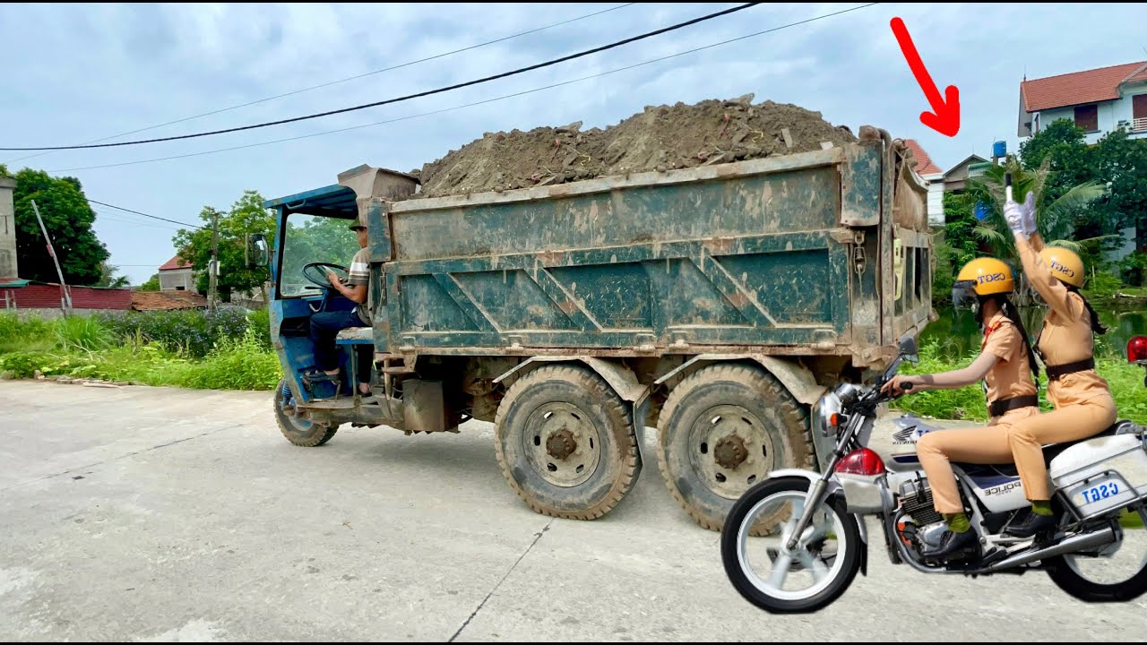 Công nông chở cát chạy tốc độ bàn thờ xem kịch tính đến phút cuối Sand truck runs very fast