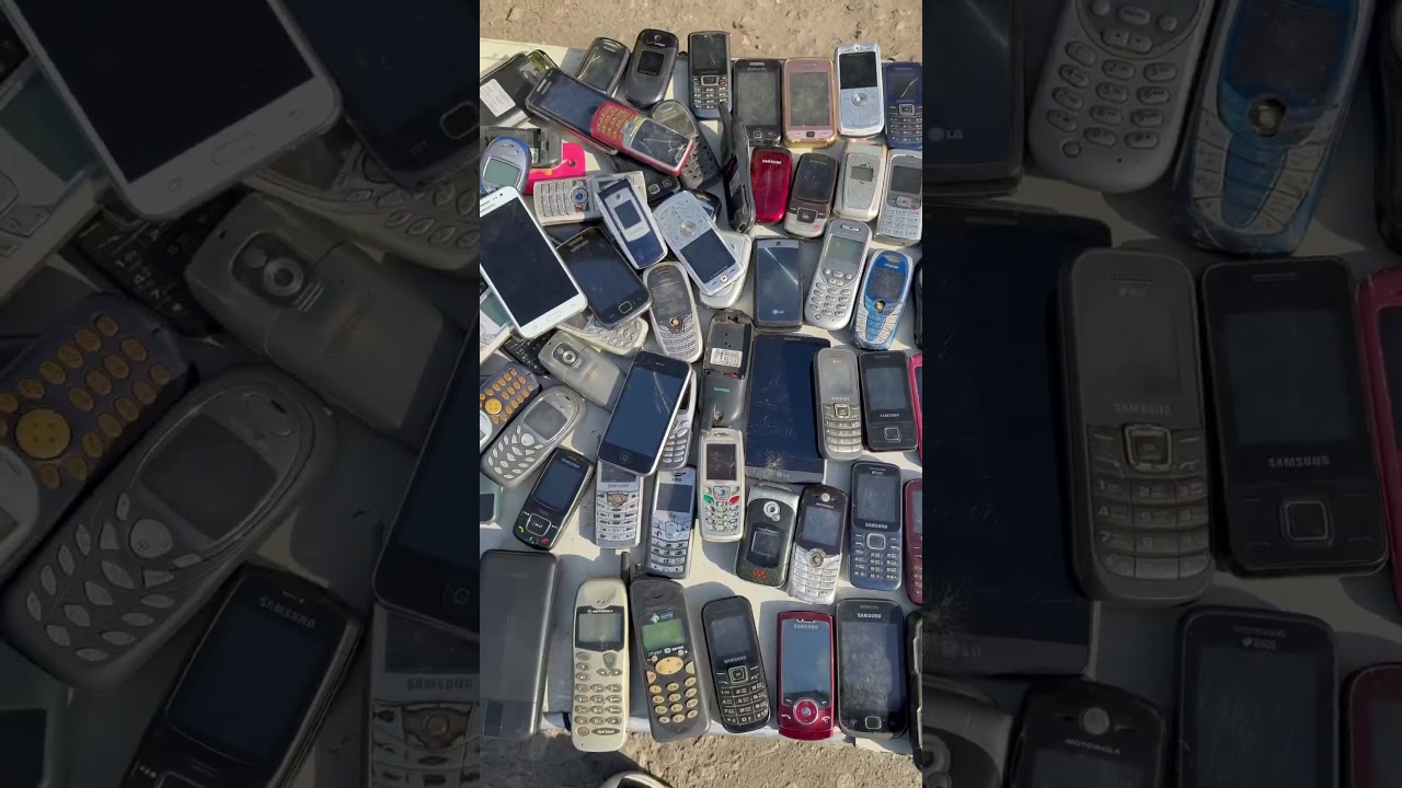 Старые телефоны на барахолке