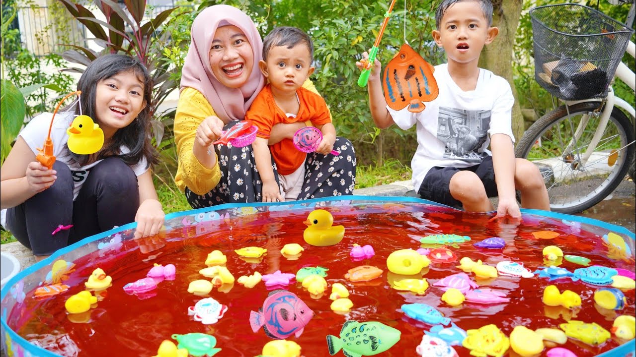 MAIN MANCING IKAN DAN BEBEK 🦆 KECEBUR DI KOLAM MERAH 😱