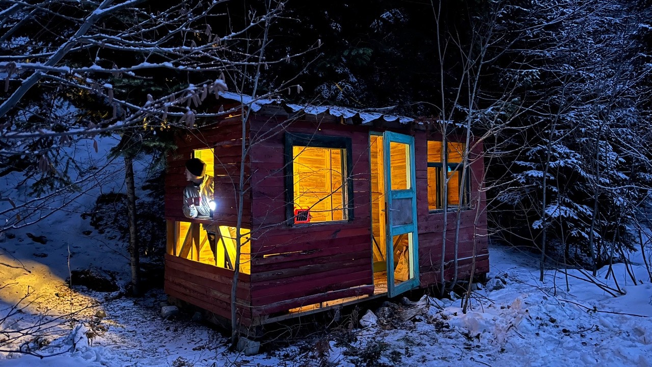 Прячусь в заброшенной хижине во время снежной бури — попал в снежную бурю морозной ночью