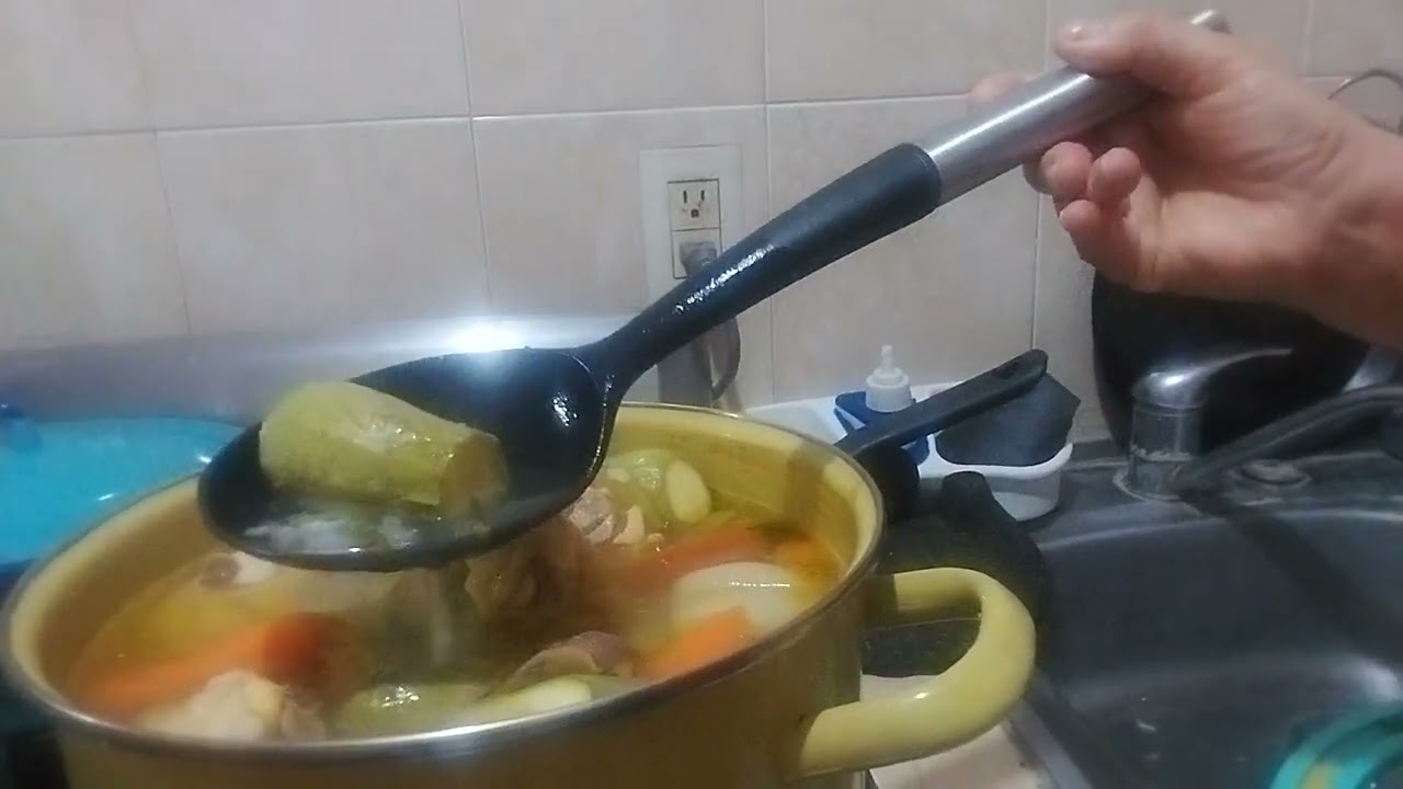 Un Caldo De Pollo. Y Sopita De Moñito  Mmm. Rica 
