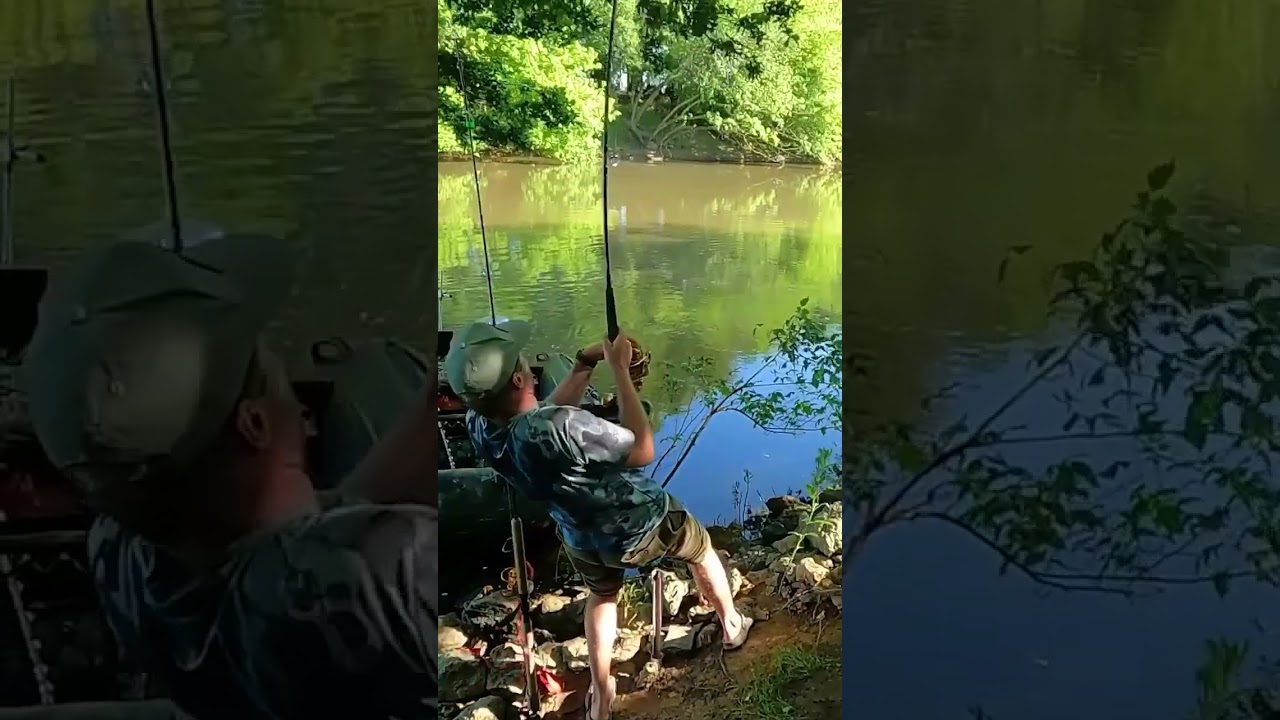 Obř&iacute; sumec mě m&aacute;lem st&aacute;hnul do vody #jakubvagner #fishing #rybařen&iacute; #sumec #catfish #magicbank