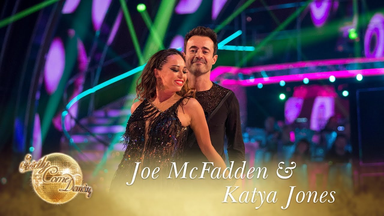Joe McFadden & Katya Jones Cha Cha to 'You Keep Me Hanging On' by Human Nature - Strictly 2017