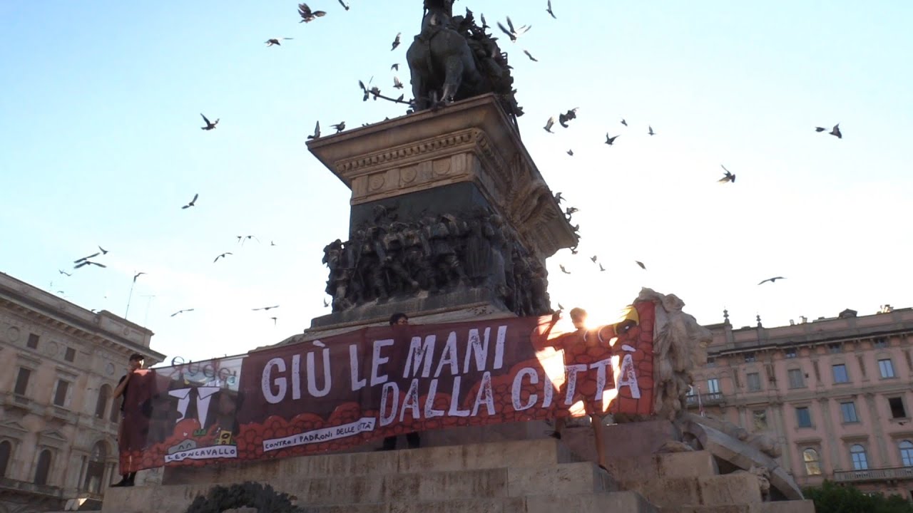 Milano, il corteo per il Leoncavallo si prende piazza Duomo. Tensioni con la polizia