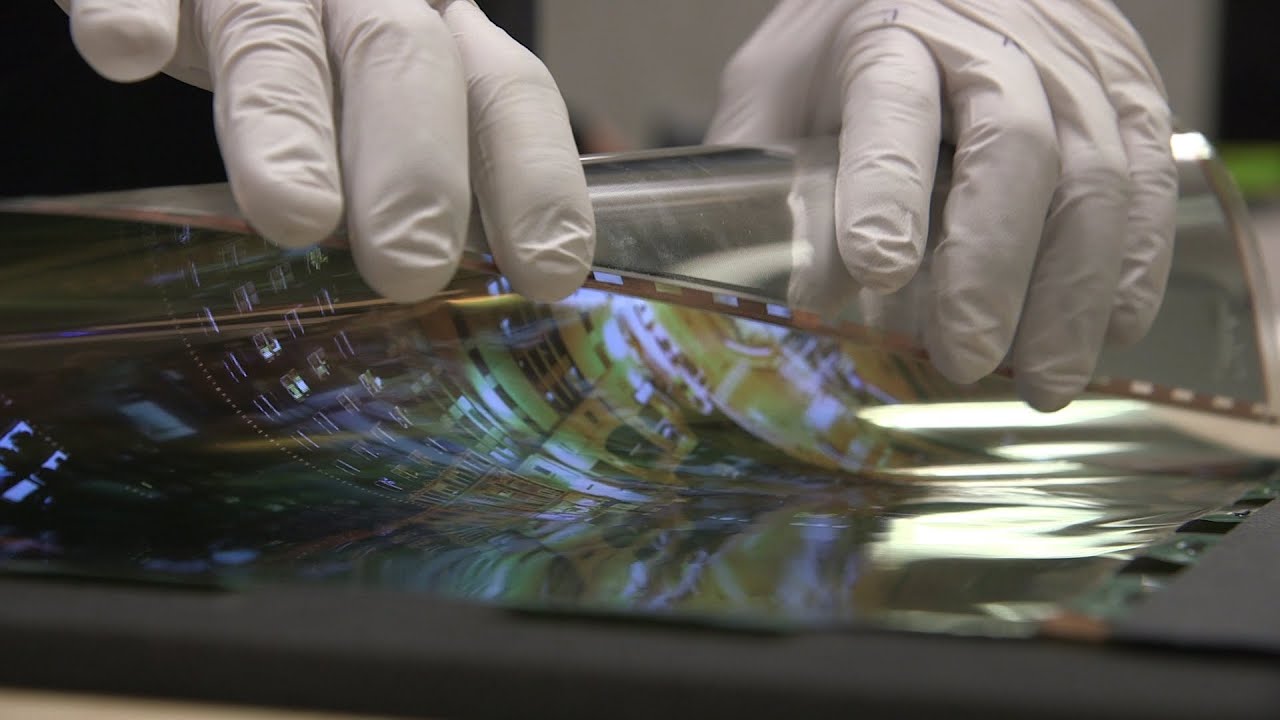 A closer look at LG's crazy rollable display &mdash; CES 2016