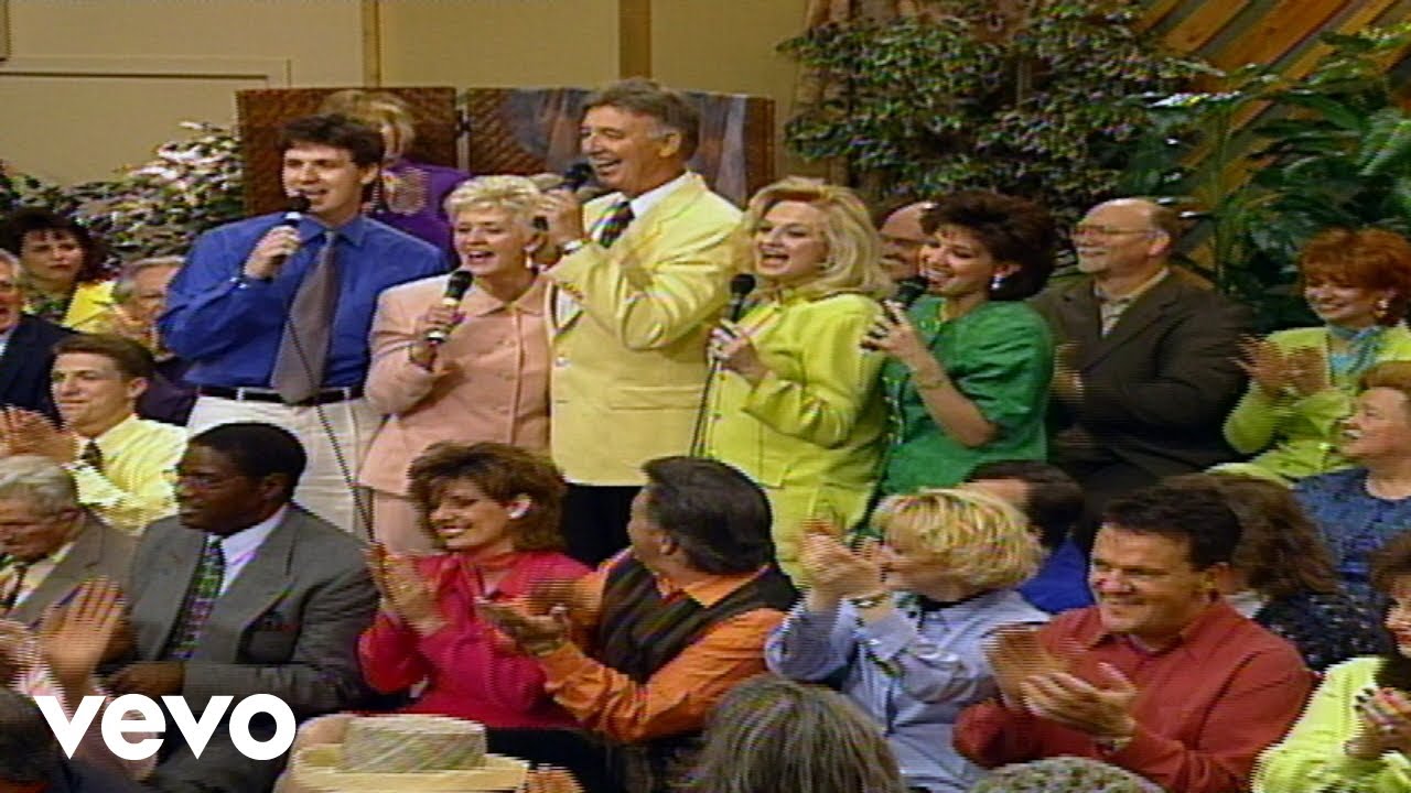 Bill & Gloria Gaither - Just Over in the Glory Land [Live] ft. The Hayes Family