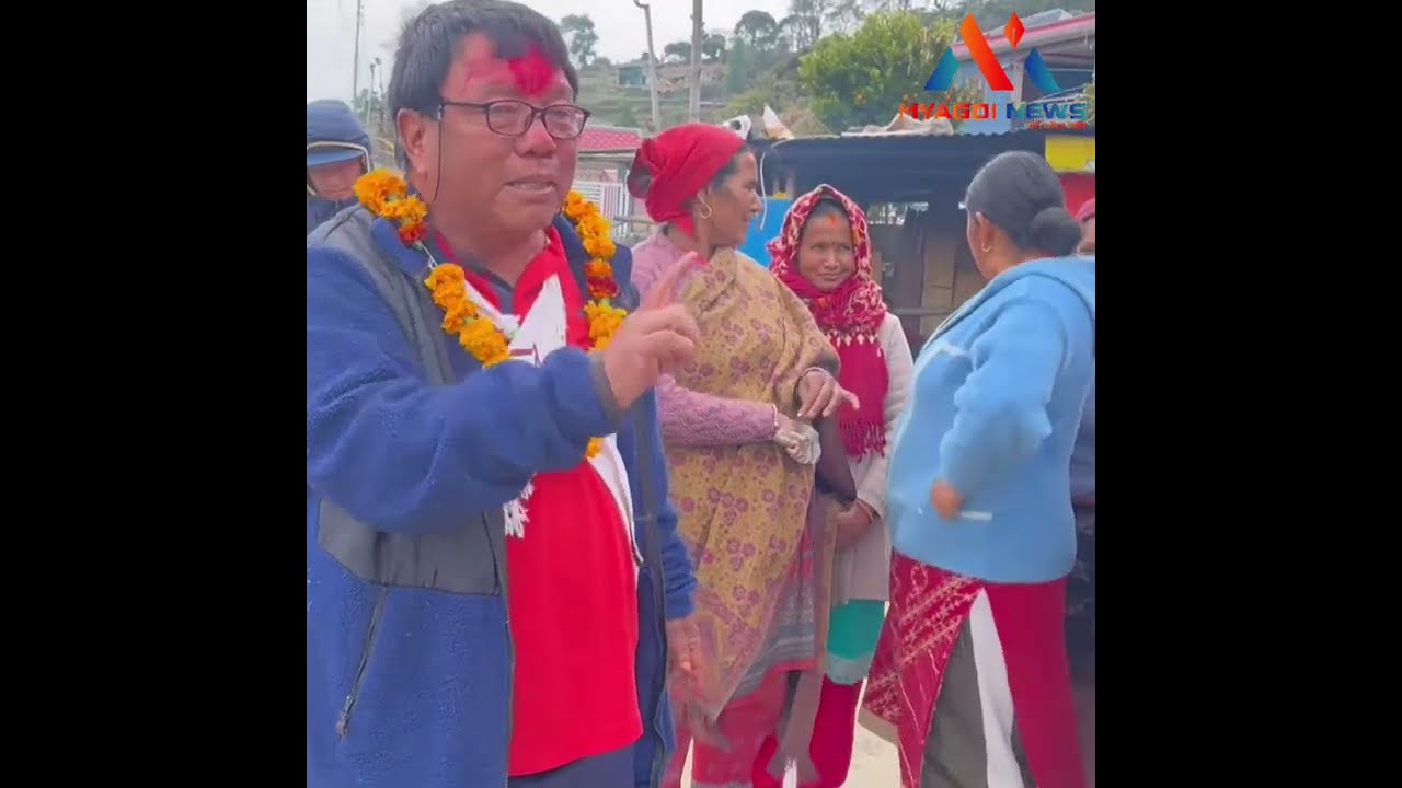 गाउँबस्तीमा पुगेर मतदातासँग सवालजवाफ र ख्यालठट्टा गरी भोट माग्दै स्वतन्त्र उम्मेदवार महावीर पुन 