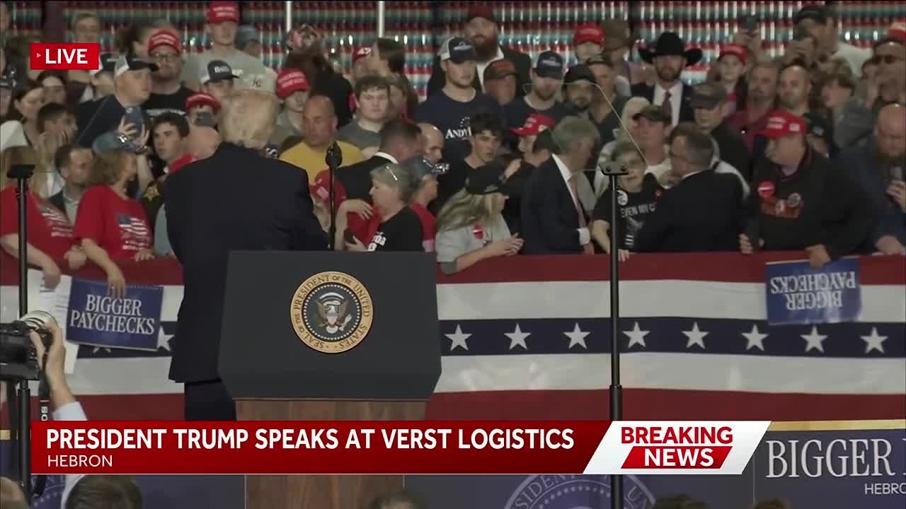 Во время выступления Трампа в северном Кентукки у человека случился приступ.