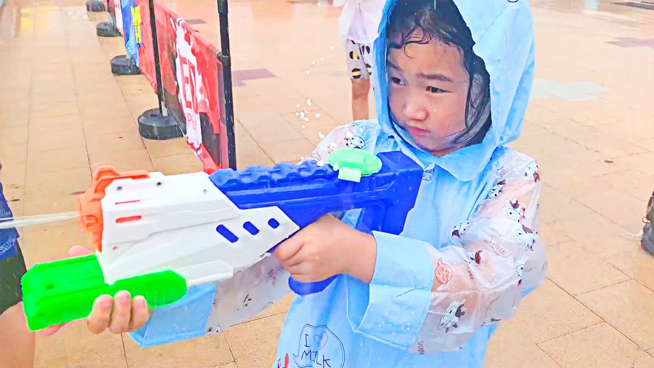 ボラム子供の屋外遊び場で大きな遊び場を再生する