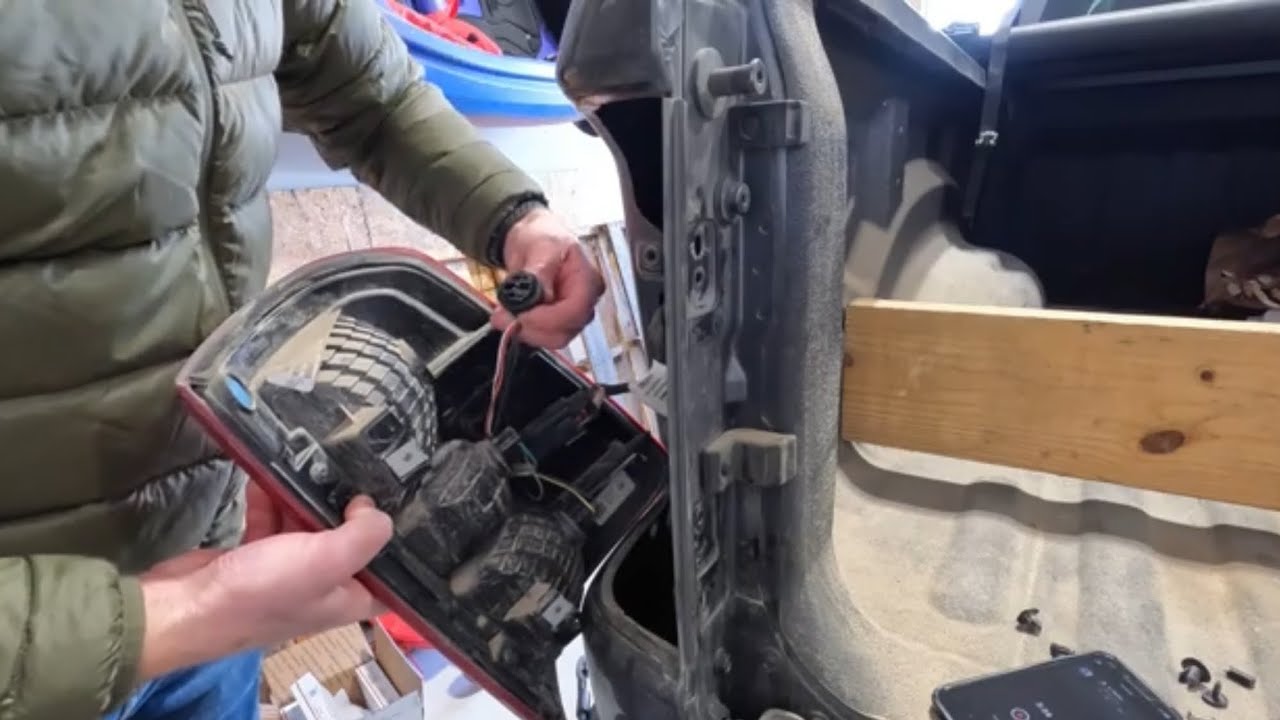 Как заменить задний фонарь на Ram 1500