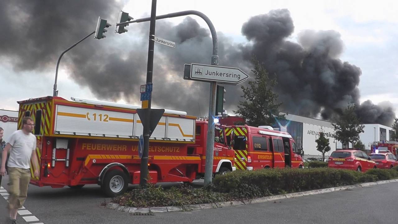 [GROSSBRAND] CHEMIEBETRIEB IN VOLLBRAND IN TROISDORF-200 FEUERWEHRLEUTE BEKÄMPFEN DAS FEUER