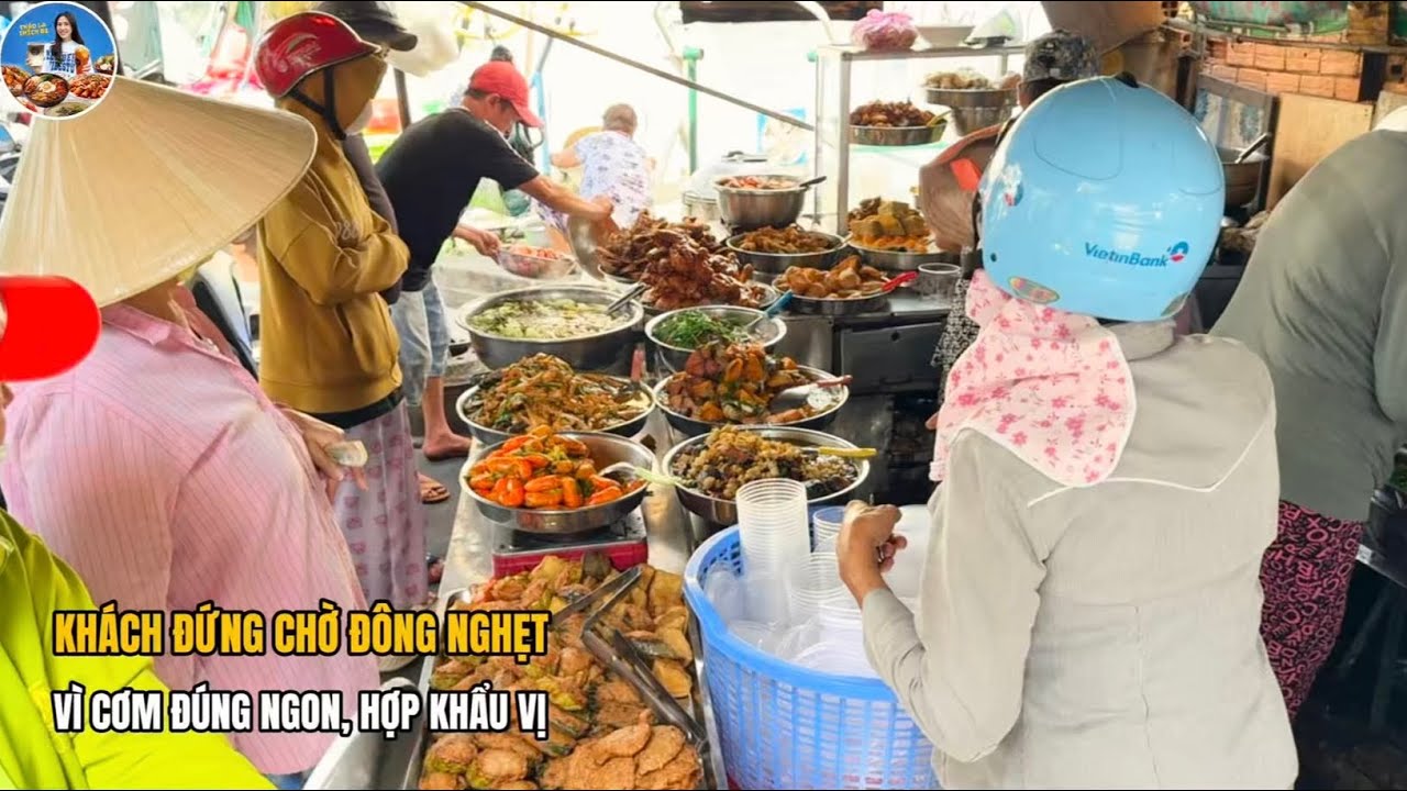 Khách chen chân đứng chờ, vì cơm đúng ngon, hợp khẩu vị 