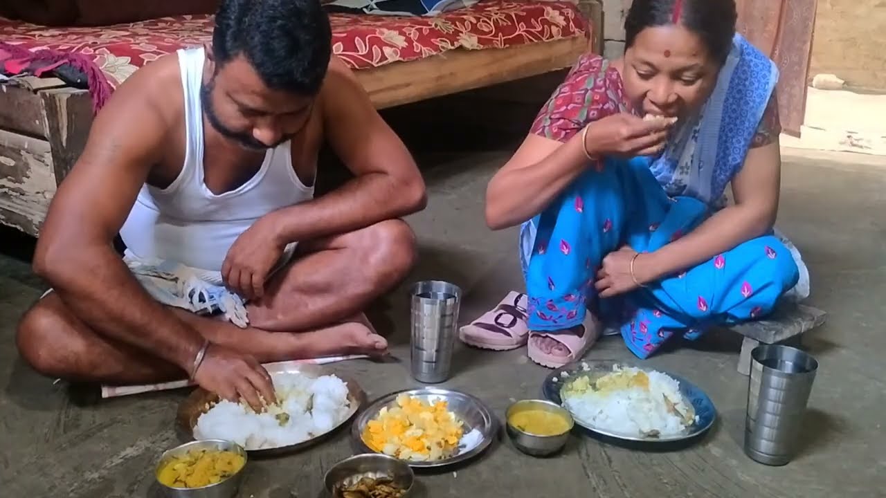 মজিয়াত বহি কুকুৰা কণী পিটিকি কাঁহীখন//#assam_food_vlog @AxomiaLahon 