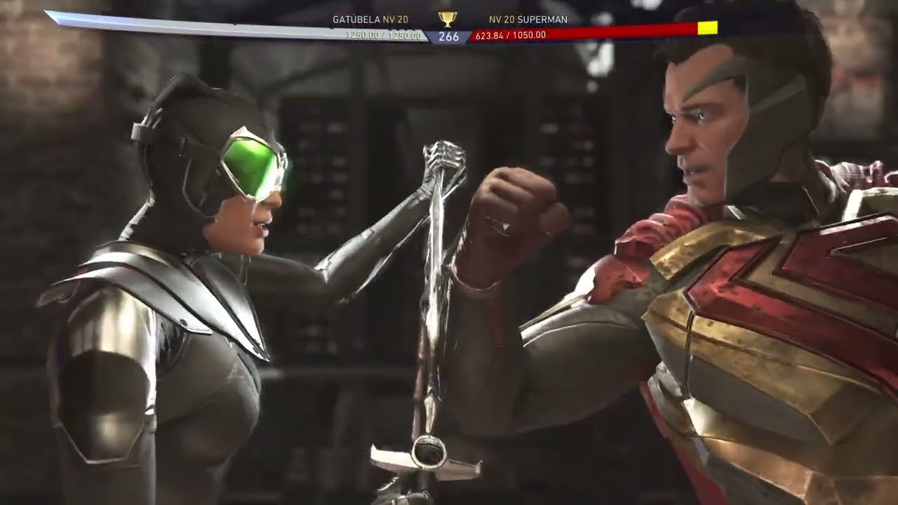 Gatubela vs superman kriptoniano carmesí alterno (Competitivo)