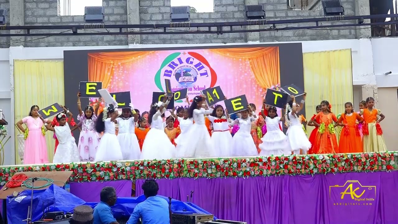 01 Welcome Dance Girls