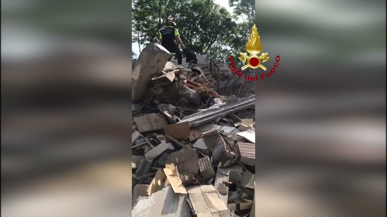 Fermo, crolla edificio di due piani: Vigili del Fuoco al lavoro