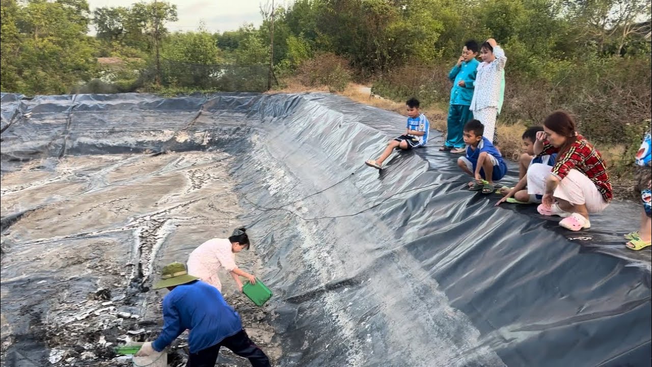 Bé Hạt Tiêu cùng Anh Năm dọn dẹp lại ao hồ để chuẩn bị cho dự án mới
