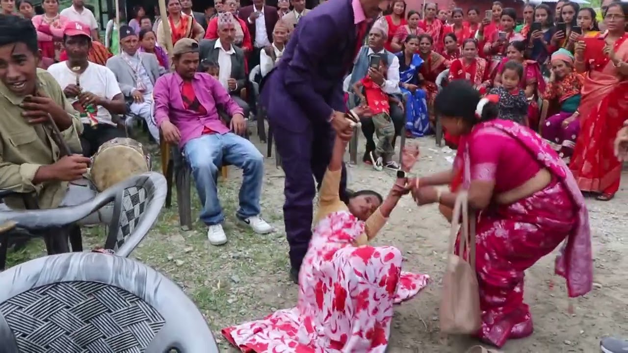 la hernus  ta nachda nachdai yo bahini lai baja lageko