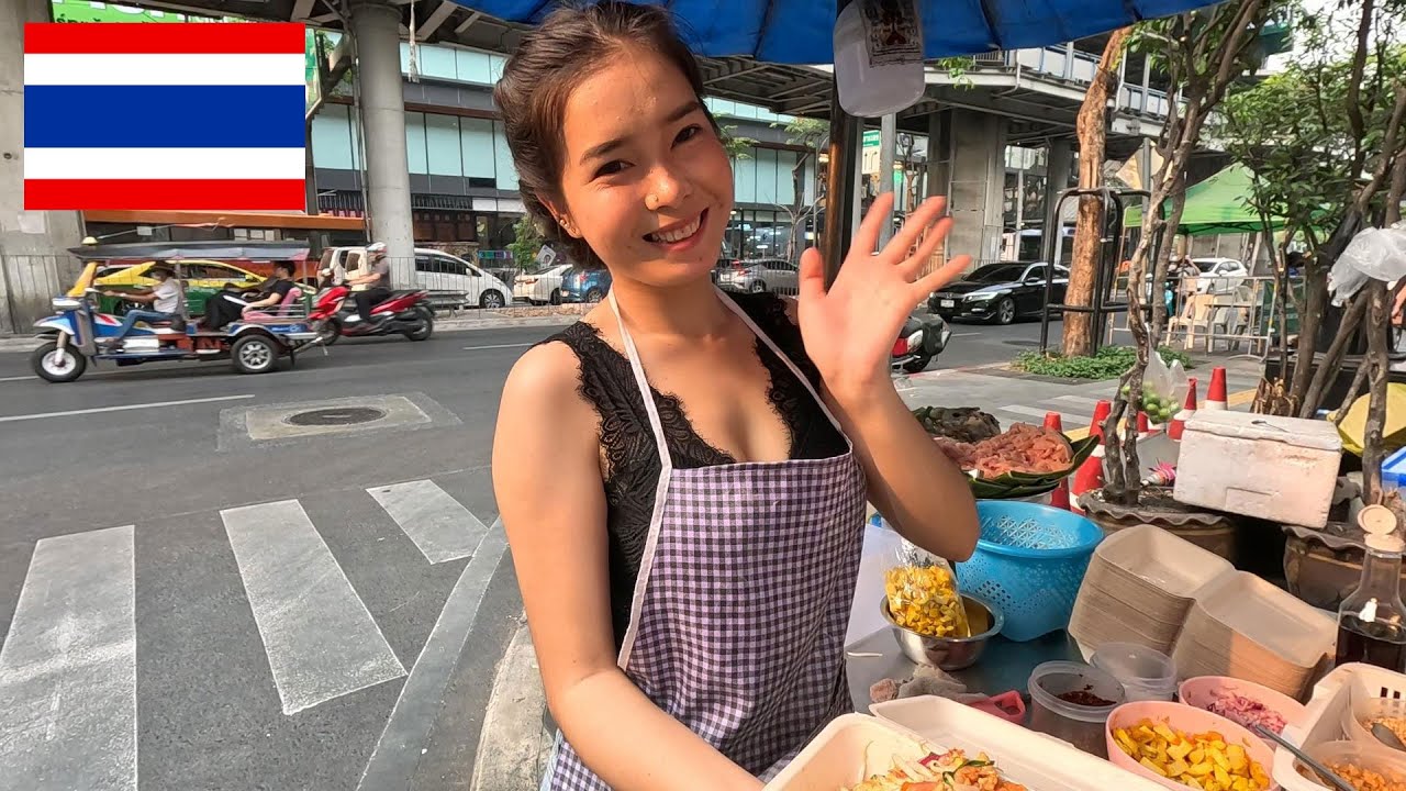 25-летняя симпатичная девочка делает Pad Thai на Silom Road, Бангкок 🇹🇭 Thai Street Food