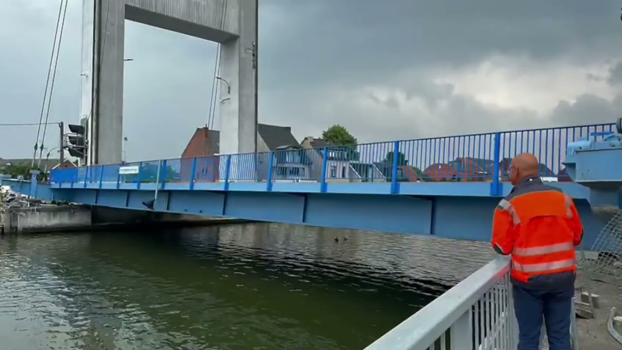 Le pont de Humbeek percuté par un bateau