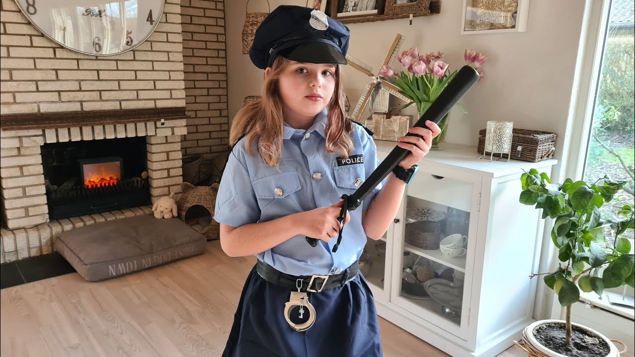 Fias nye fastelavnstøj👮‍♀️Malles led lys💫SUN & MOON ER CUTE🦜🦜