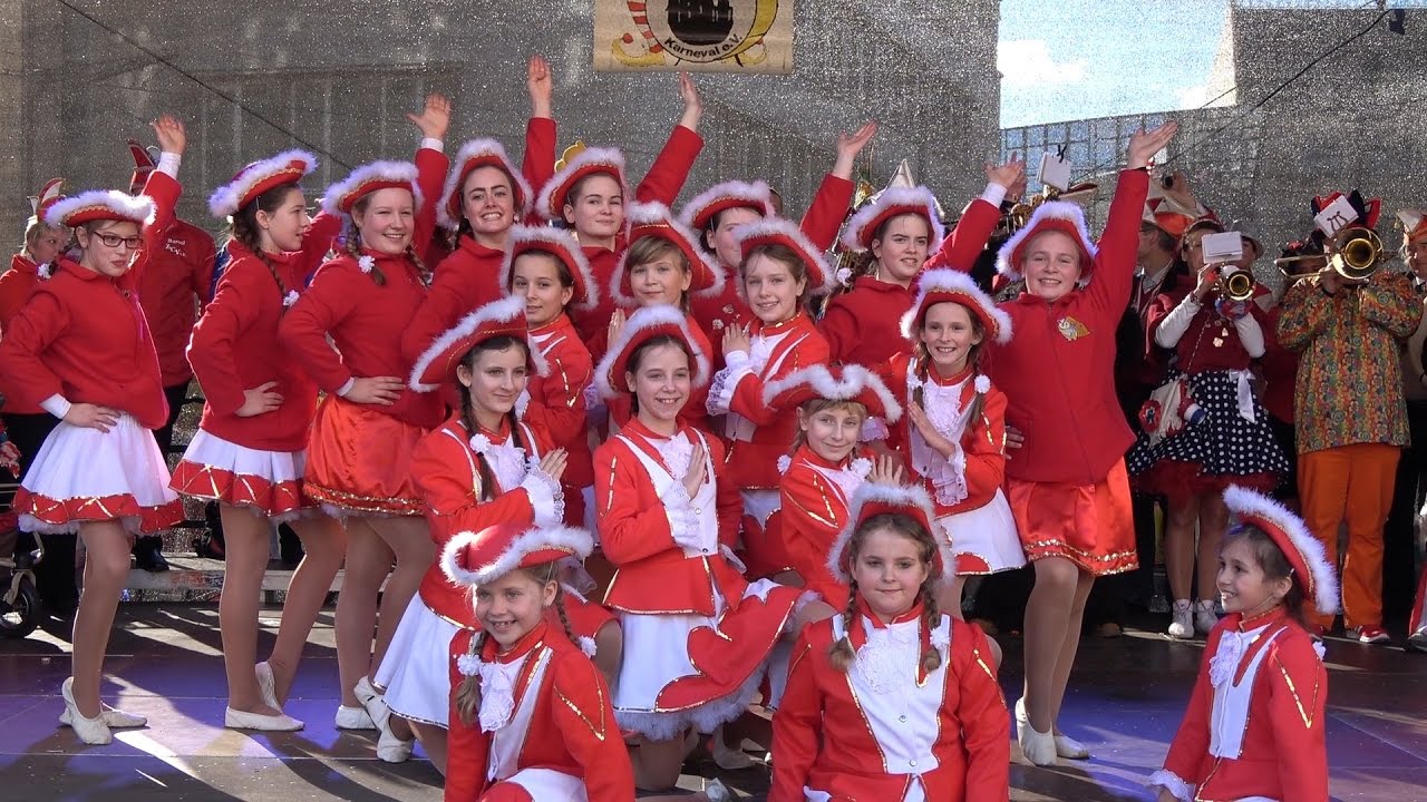 Kleine Funken und Power Girls vom Karnevalsverein Salzmünde