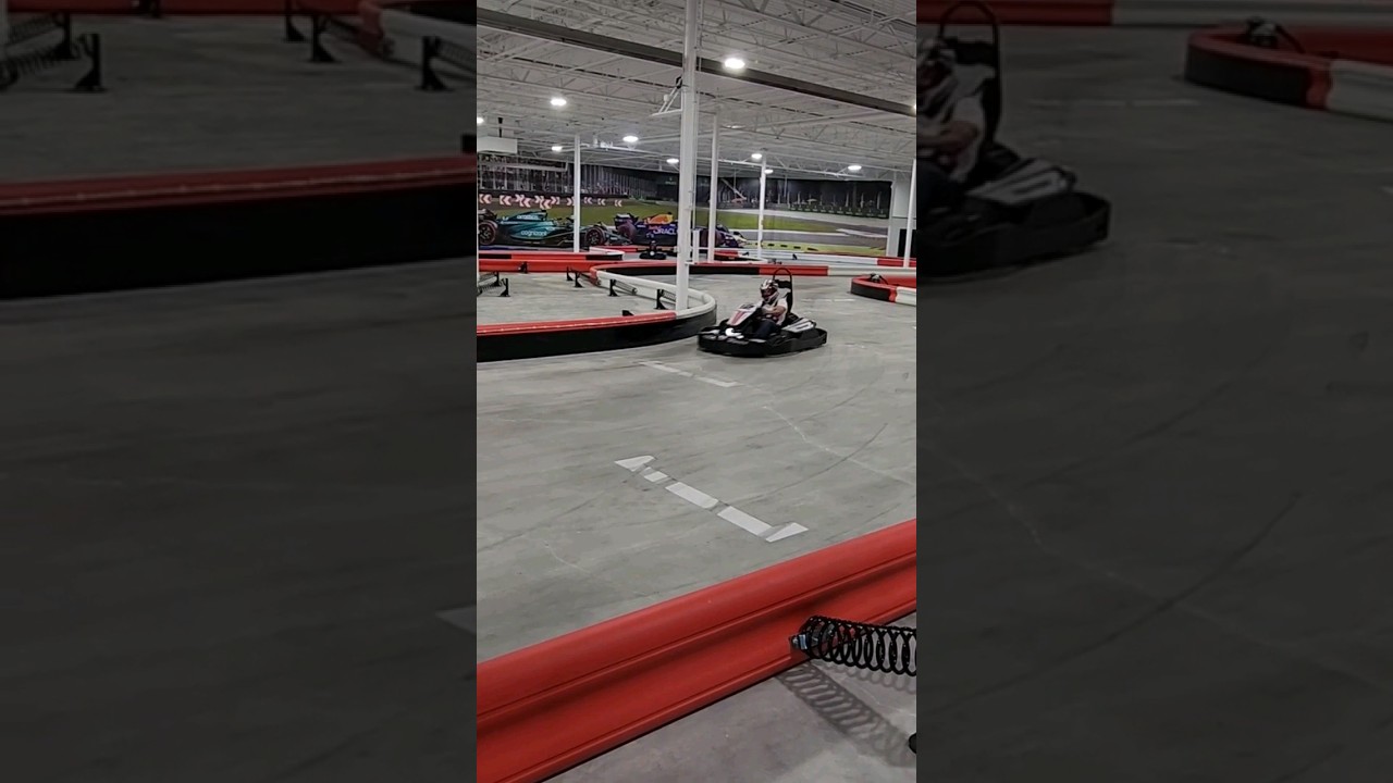 Крытые картинговые гонки на скорости 50 миль в час на трассе K1 Speed